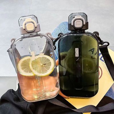 Une bouteille d'eau en plastique de 750 ml avec paille est indispensable pour faire de l'exercice et du fitness en plein air.