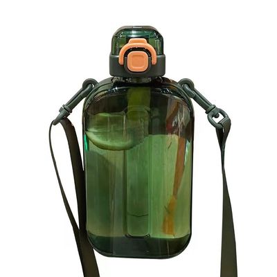 Une bouteille d'eau en plastique de 750 ml avec paille est indispensable pour faire de l'exercice et du fitness en plein air.