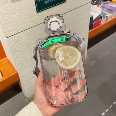 Une bouteille d'eau en plastique de 750 ml avec paille est indispensable pour faire de l'exercice et du fitness en plein air.