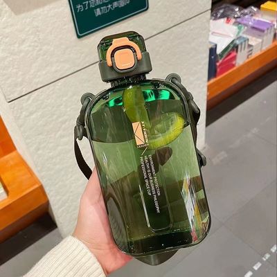 Une bouteille d'eau en plastique de 750 ml avec paille est indispensable pour faire de l'exercice et du fitness en plein air.