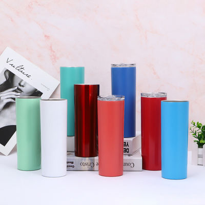 Une bouteille d'eau pour élèves de 12 oz, 20 oz et 30 oz. Une tasse droite avec couvercle et paille.