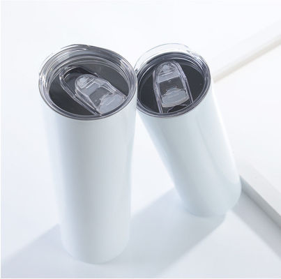 Une bouteille d'eau pour élèves de 12 oz, 20 oz et 30 oz. Une tasse droite avec couvercle et paille.