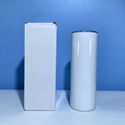 Une bouteille d'eau pour élèves de 12 oz, 20 oz et 30 oz. Une tasse droite avec couvercle et paille.