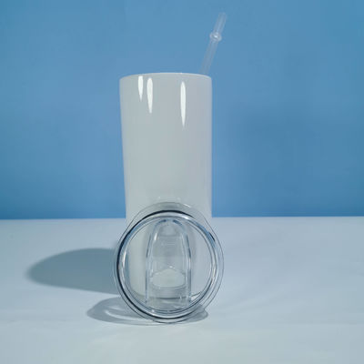 Une bouteille d'eau pour élèves de 12 oz, 20 oz et 30 oz. Une tasse droite avec couvercle et paille.