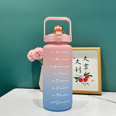 Bouteille d'eau de 2 litres avec marqueur de temps en paille et performance d'isolation thermique pour le fitness