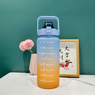 Bouteille d'eau de 2 litres avec marqueur de temps en paille et performance d'isolation thermique pour le fitness