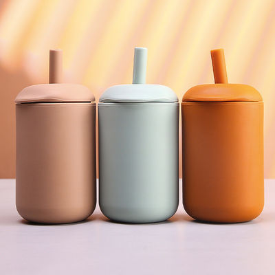 Nouveauté Couleur argileuse Mode pour bébé Appareils à boire en extérieur Bouteille d'eau en silicone avec paille