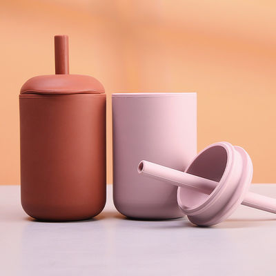 Nouveauté Couleur argileuse Mode pour bébé Appareils à boire en extérieur Bouteille d'eau en silicone avec paille
