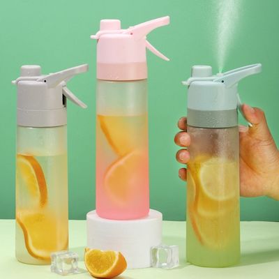 Conception Logo personnalisé 650ml bouteilles de pulvérisation en plastique pour les sports en plein air Bouteille créative