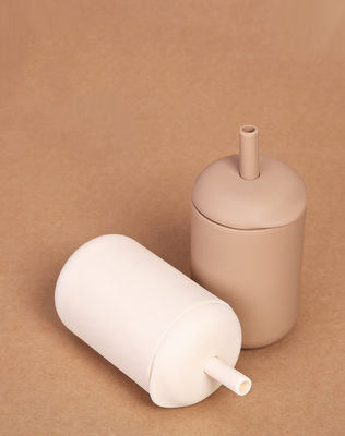 Nouveauté Couleur argileuse Mode pour bébé Appareils à boire en extérieur Bouteille d'eau en silicone avec paille