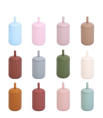 Nouveauté Couleur argileuse Mode pour bébé Appareils à boire en extérieur Bouteille d'eau en silicone avec paille