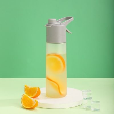 Conception Logo personnalisé 650ml bouteilles de pulvérisation en plastique pour les sports en plein air Bouteille créative