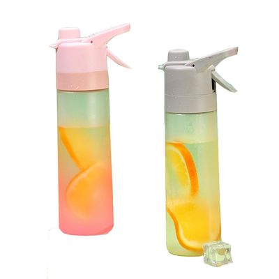 Bouteille d'eau à pulvérisation isolée en plastique PC à double paroi pour les sports de vélo en plein air