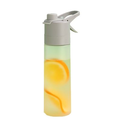 Bouteille d'eau à pulvérisation isolée en plastique PC à double paroi pour les sports de vélo en plein air