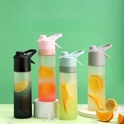 Bouteille d'eau à pulvérisation isolée en plastique PC à double paroi pour les sports de vélo en plein air