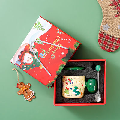 Une tasse de Noël en céramique avec cuillère cadeau de Noël naturel et sain