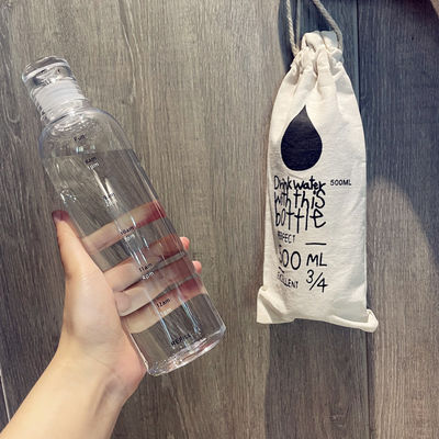 Une bouteille d'eau en plastique de 500 ml pour le gymnase avec une échelle de temps pour le fitness moderne et un design réutilisable