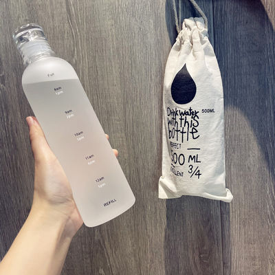 Une bouteille d'eau en plastique de 500 ml pour le gymnase avec une échelle de temps pour le fitness moderne et un design réutilisable