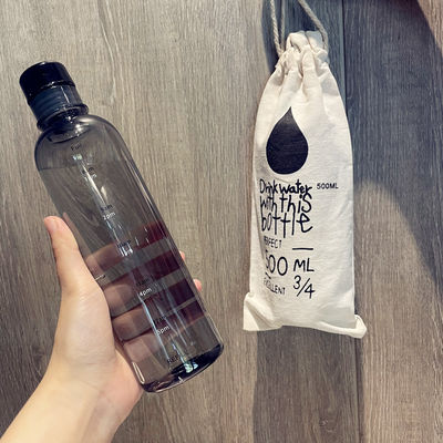 Une bouteille d'eau en plastique de 500 ml pour le gymnase avec une échelle de temps pour le fitness moderne et un design réutilisable