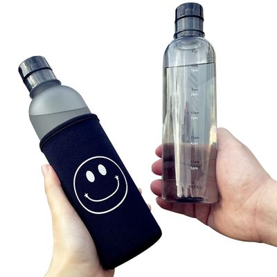 Une bouteille d'eau en plastique de 500 ml pour le gymnase avec une échelle de temps pour le fitness moderne et un design réutilisable