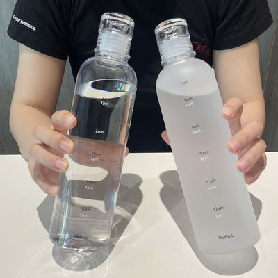 Une bouteille d'eau en plastique de 500 ml pour le gymnase avec une échelle de temps pour le fitness moderne et un design réutilisable