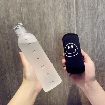 Une bouteille d'eau en plastique de 500 ml durable pour le gymnase avec échelle temporelle, étanche et sans BPA