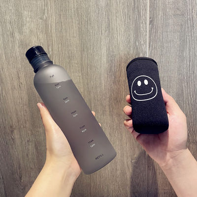 Une bouteille d'eau en plastique de 500 ml durable pour le gymnase avec échelle temporelle, étanche et sans BPA