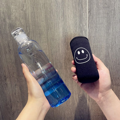 Une bouteille d'eau en plastique de 500 ml durable pour le gymnase avec échelle temporelle, étanche et sans BPA