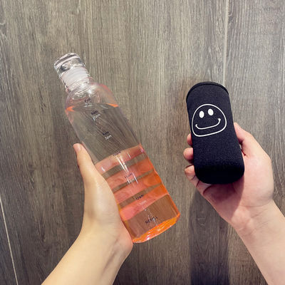 Une bouteille d'eau en plastique de 500 ml durable pour le gymnase avec échelle temporelle, étanche et sans BPA
