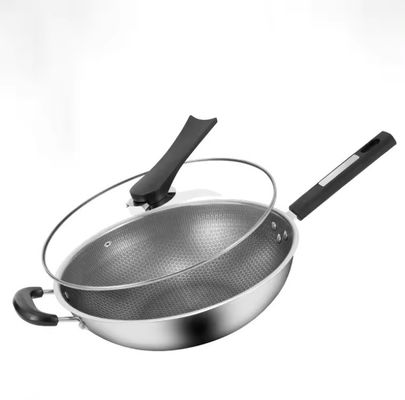 Une casserole à Wok 32cm 34cm antiadhésif avec couvercle en verre en acier inoxydable antibactérien 304