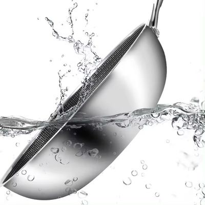 Une casserole à Wok 32cm 34cm antiadhésif avec couvercle en verre en acier inoxydable antibactérien 304