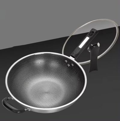 Une casserole à Wok 32cm 34cm antiadhésif avec couvercle en verre en acier inoxydable antibactérien 304