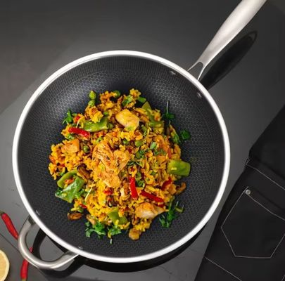 Une casserole à Wok 32cm 34cm antiadhésif avec couvercle en verre en acier inoxydable antibactérien 304