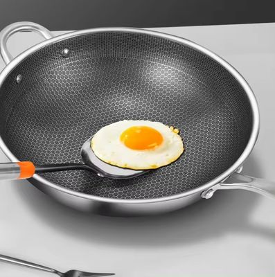 Une casserole à Wok 32cm 34cm antiadhésif avec couvercle en verre en acier inoxydable antibactérien 304