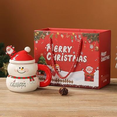 Une tasse de Noël en céramique de luxe avec un logo personnalisé et aucun accessoire inclus