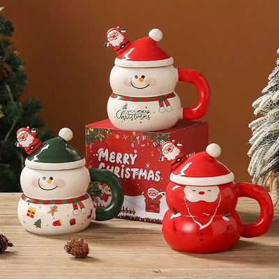 Une tasse de Noël en céramique de luxe avec un logo personnalisé et aucun accessoire inclus