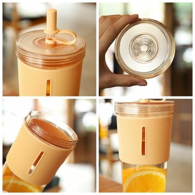 En été, il faut avoir 700 ml de jus sans BPA, bouteille d'eau potable avec manche de paille.