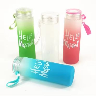 Une bouteille d'eau en verre glacé de 500 ml sans BPA