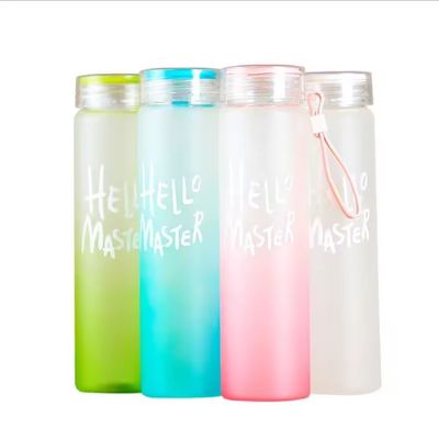 Une bouteille d'eau en verre glacé de 500 ml sans BPA