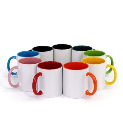 Une tasse de café en céramique de 11 oz avec une poignée de main