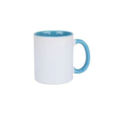 Une tasse de café en céramique de 11 oz avec une poignée de main