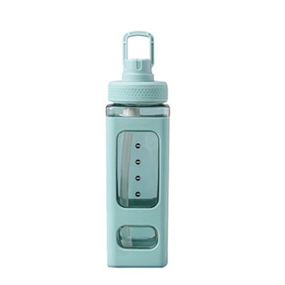 Bouteille d'eau en plastique carrée de 700 ml équipée d'un revêtement anticorrosion et de paille