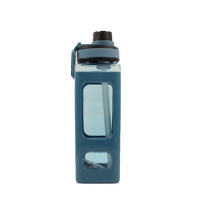 Bouteille d'eau en plastique carrée de 700 ml équipée d'un revêtement anticorrosion et de paille