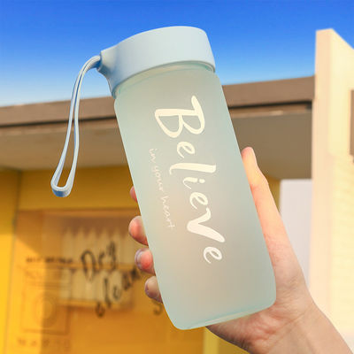 600ml Logo personnalisé tasse en plastique avec conception transparente et bouteille d'eau pour étudiants portable