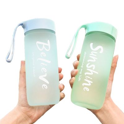 600ml Logo personnalisé tasse en plastique avec conception transparente et bouteille d'eau pour étudiants portable