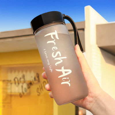 Style de conception minimaliste 600 ml tasse en plastique portable Logo personnalisé Acceptable pour l'extérieur