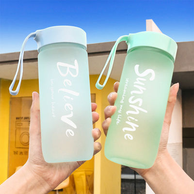 Style de conception minimaliste 600 ml tasse en plastique portable Logo personnalisé Acceptable pour l'extérieur