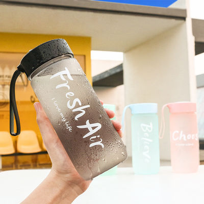 Style de conception minimaliste 600 ml tasse en plastique portable Logo personnalisé Acceptable pour l'extérieur