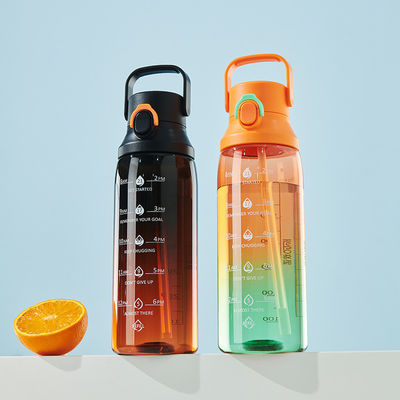 Bouteille d'eau à grande capacité avec poignée et paille pour les sports de plein air 750 ml