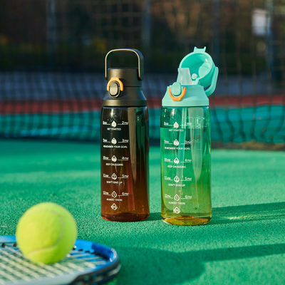 Bouteille d'eau à grande capacité avec poignée et paille pour les sports de plein air 750 ml